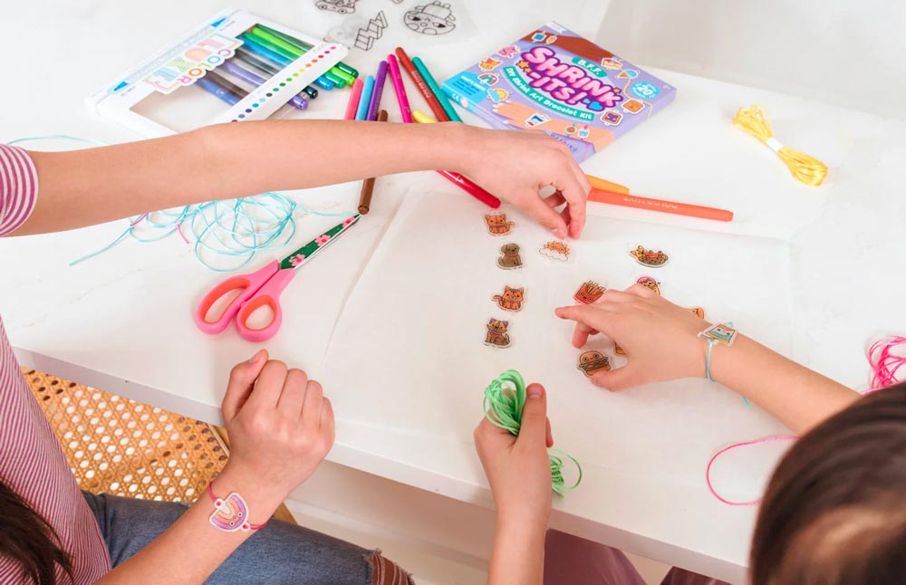 *Ooly Shrink-its! DIY Shrink Art Bracelet Kit - BFF
